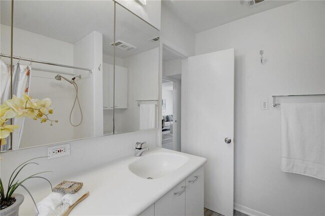 Building Photo - 5320 Balcones Dr