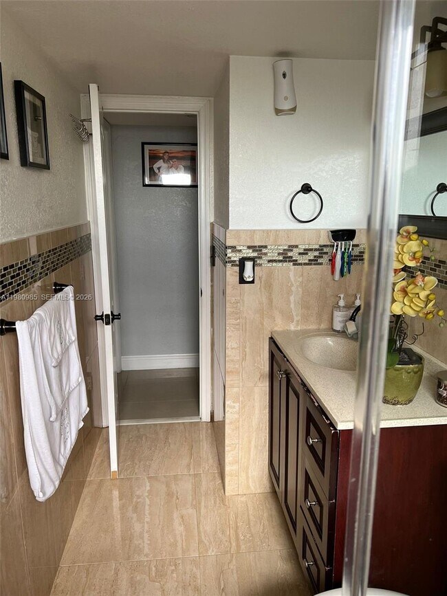 Building Photo - 13715 Kendale Lakes Cir