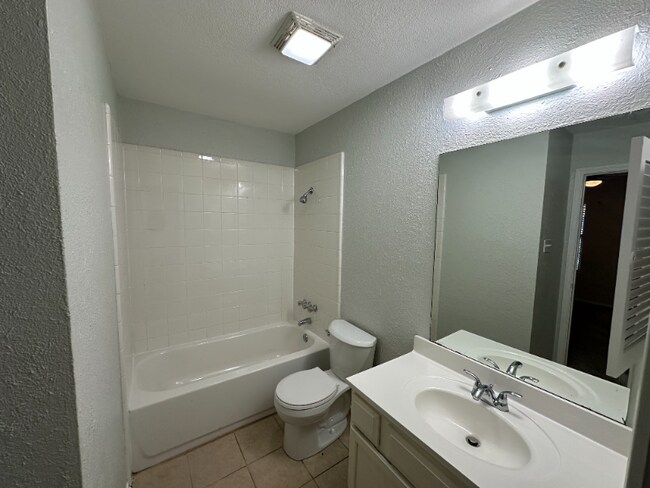 Building Photo - 319 Shea St