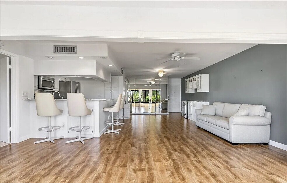 Building Photo - 5625 Trailwinds Dr