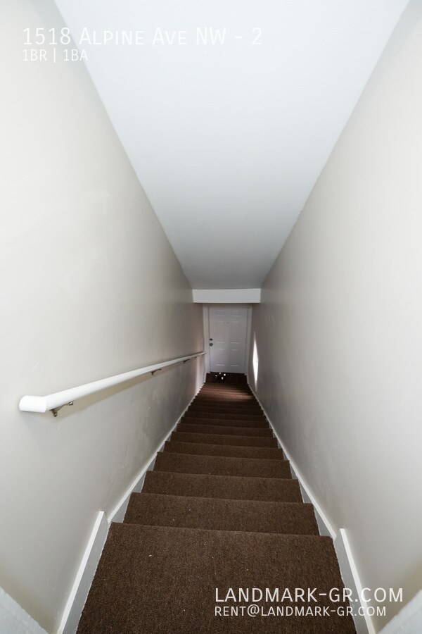 Building Photo - Updated 1 Bed/1Bath – First Month Only $550!