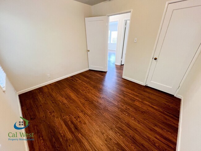 Building Photo - $2,595 - Darling 2 Bedroom 1 Bathroom Dupl...