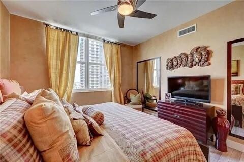 Building Photo - 347 N New River Dr E