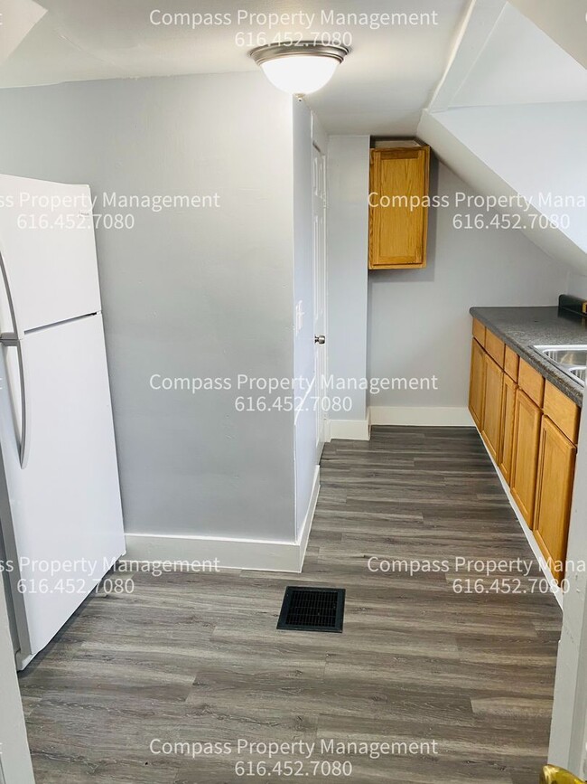 Building Photo - 728 Baxter St SE