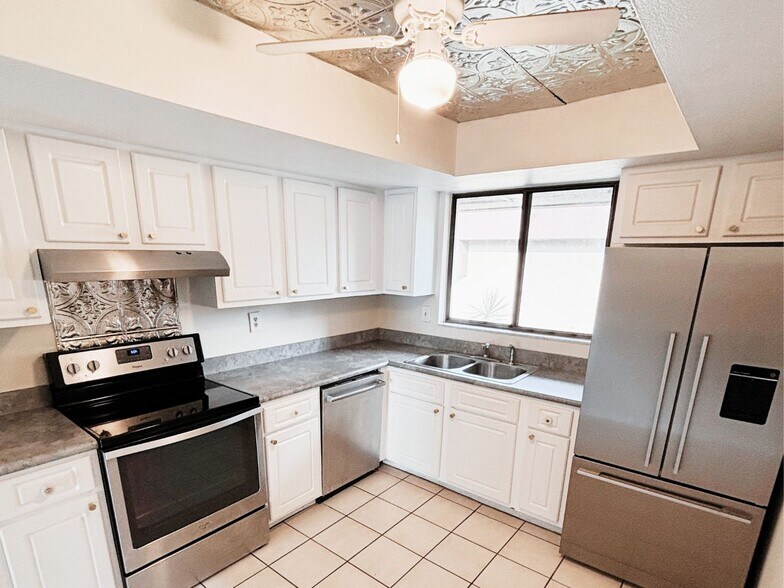 kitchen with premium stainless appliances - 880 S Village Dr N