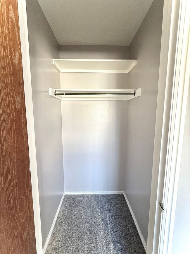 Building Photo - 3 Bedroom Townhome Available March 1