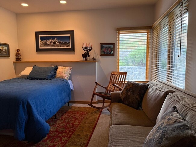 Building Photo - 203 Camas Loop E