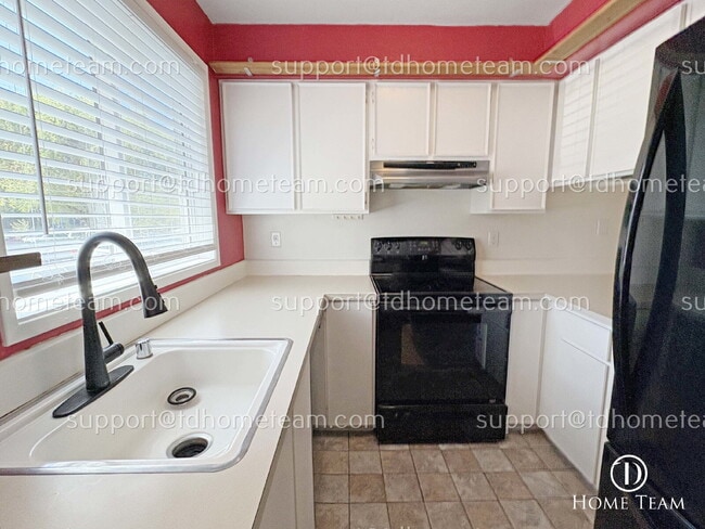 Building Photo - "Charming 2-Bedroom Townhouse Retreat in Seattle – 860 Sq Ft of Urban Comfort!"