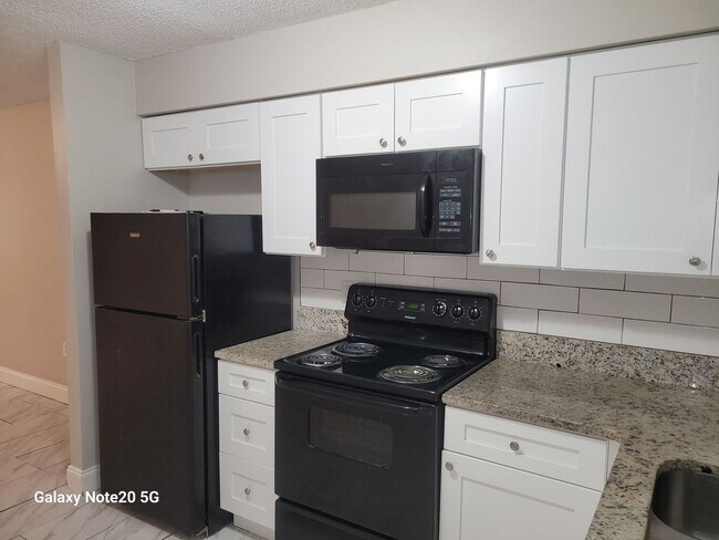 Building Photo - FOR RENT!! CUTE AND CHARMING 2 BEDROOM 1 BATH END UNIT TRIPLEX FOR RENT...