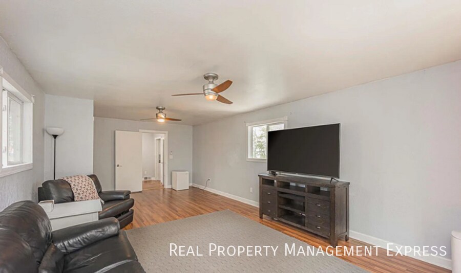 Building Photo - 4 Bedroom 2 Bathroom Home in Sioux Falls