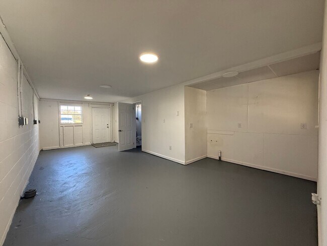 Building Photo - Newly renovated 3 Bedroom 3 Bathroom Home ...