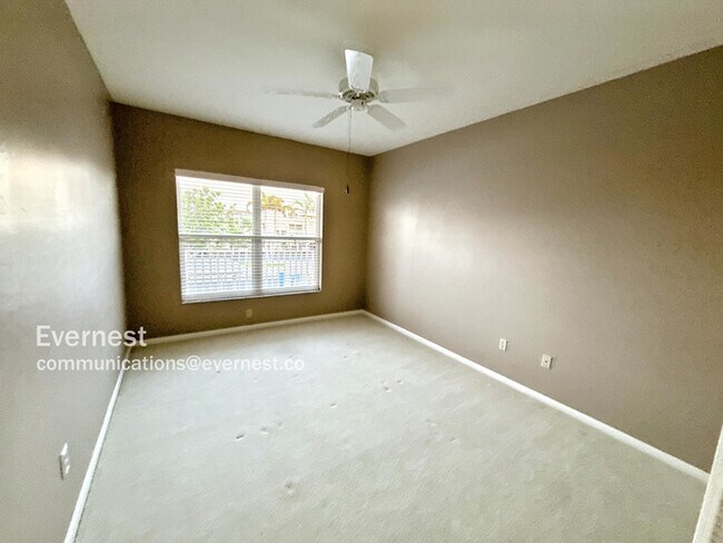 Building Photo - 4550 SE 5th Pl