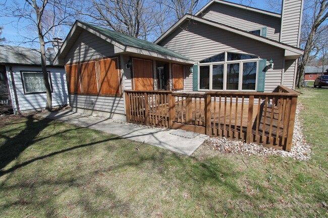 Building Photo - 3 Bedroom Lakefront Home