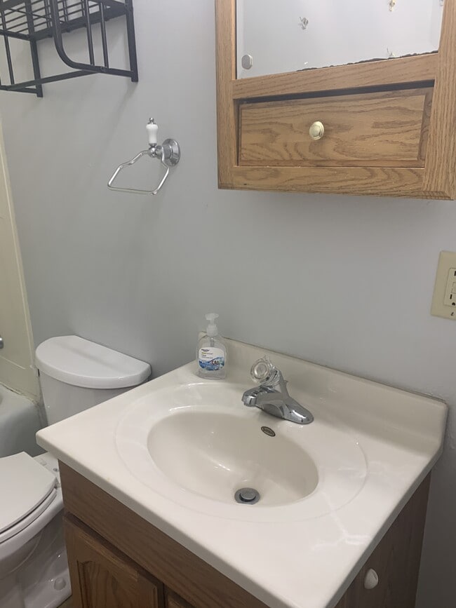 Building Photo - 513 W Clark St