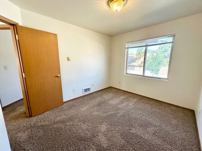 Building Photo - 2103 Yellowstone St