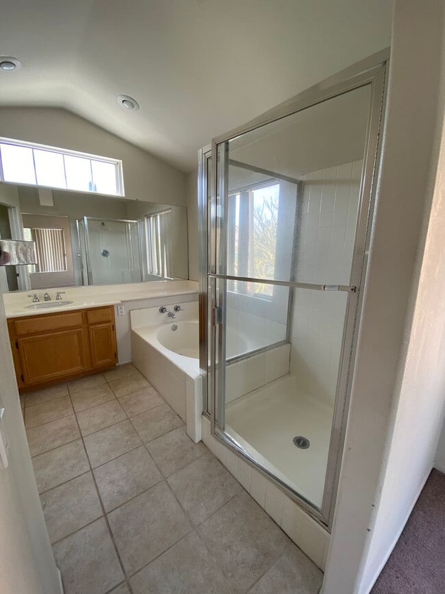 Building Photo - 3 Bedroom/2.5 bath - SFR Available August ...