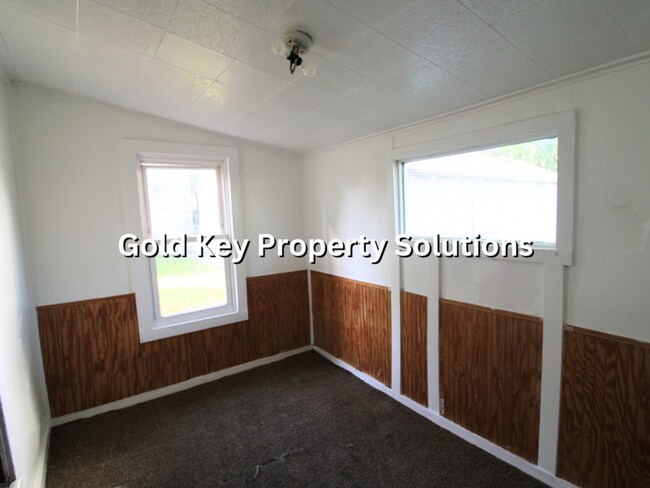 Building Photo - Cute 2 BR 1 BA House with Enclosed Porch a...