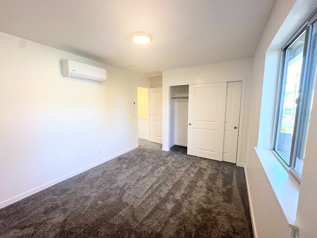 Building Photo - 112 Maple St