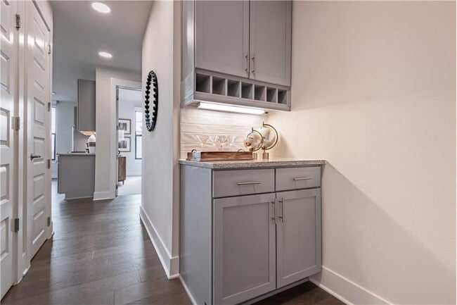 Building Photo - 3329 Oak Grove Ave