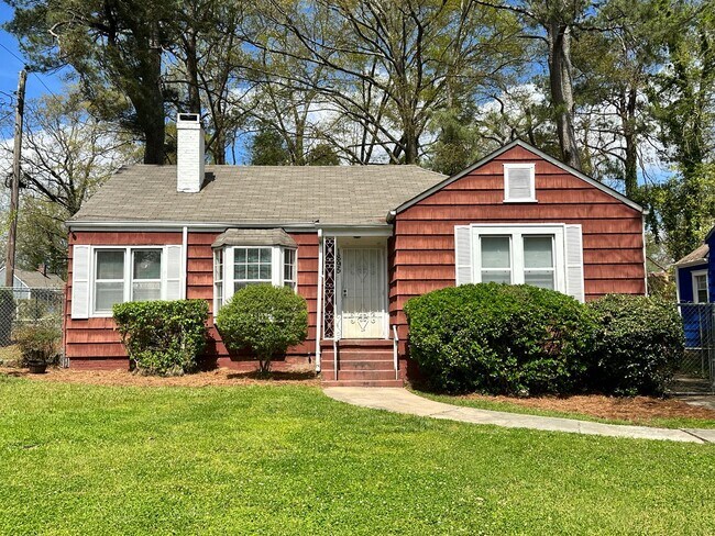 Building Photo - 2 bedroom 1 bath bungalow in the heart of ...