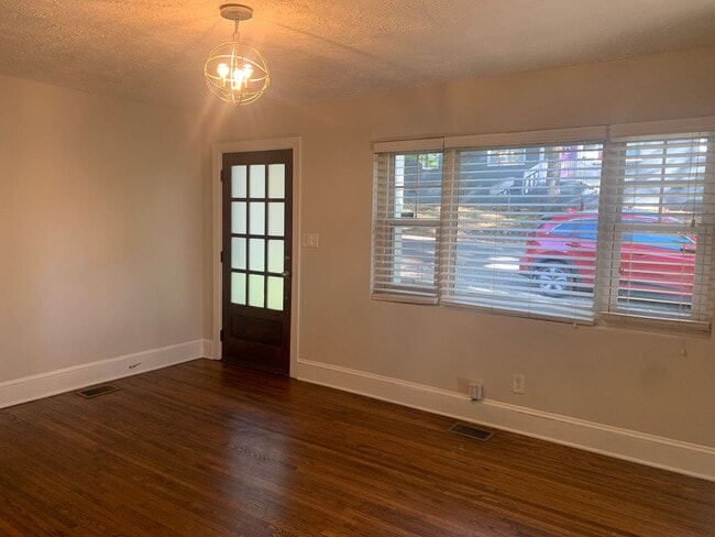 Building Photo - Adorable Two Bedroom Duplex in Plaza Midwo...