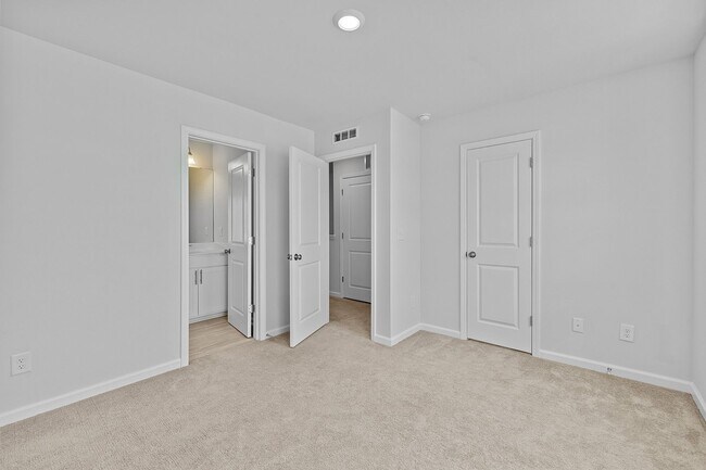 Building Photo - **Spacious 3bd/3ba Townhome in Raleigh**