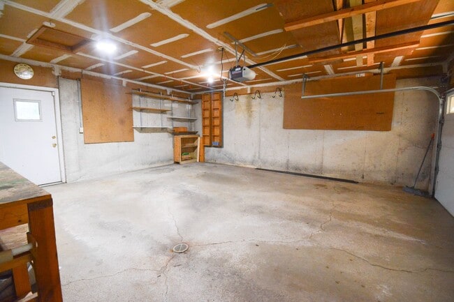 Building Photo - 6 Bed, 3.5 Bath Home for Rent – Retro Char...
