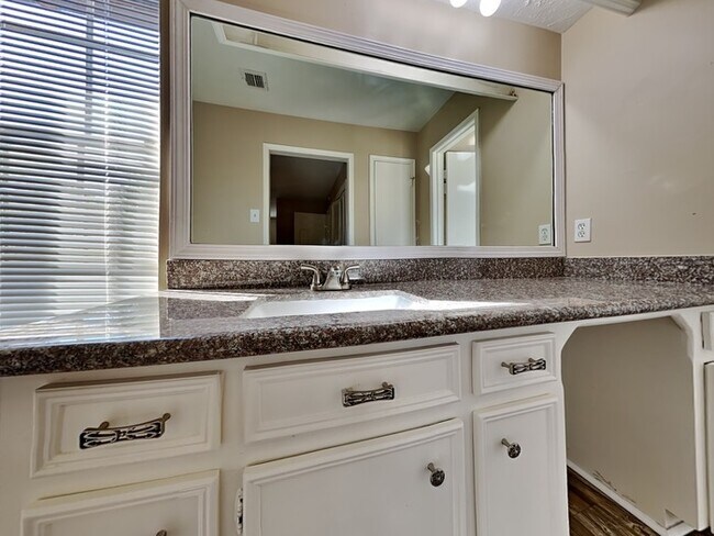 Building Photo - Charming and Full of Character!