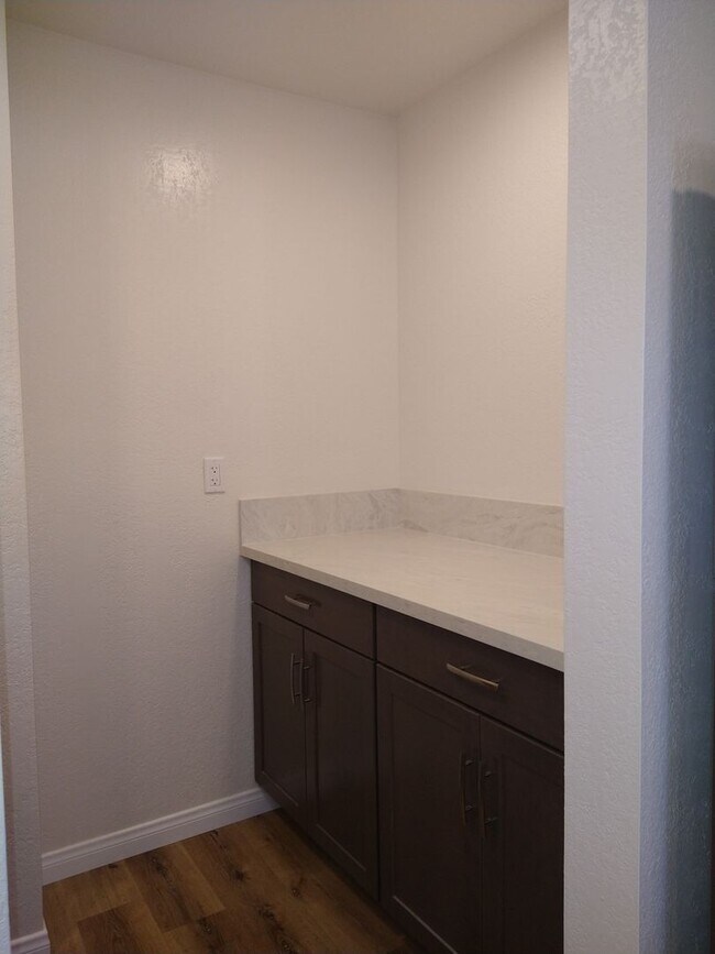 Building Photo - ALL UTILITIES INCLUDED! 3 Bed / 1 Bath Remodeled Condo/Duplex at Tanglewood