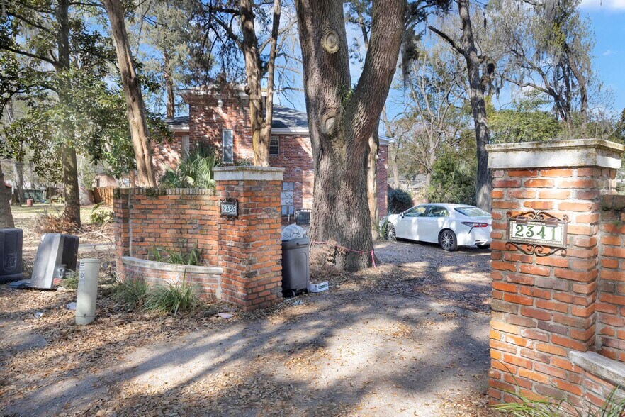 Building Photo - 2325 Spring Park Rd
