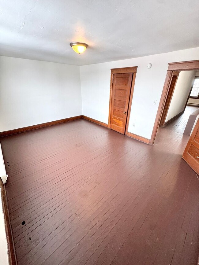 Building Photo - 819 E 5th St