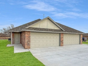 Building Photo - Beautiful 3-Bedroom, 2-Bath Home in Chickasha – Move-In Ready!