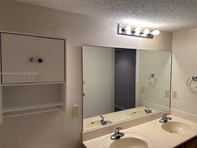 Building Photo - 9905 Westwood Dr