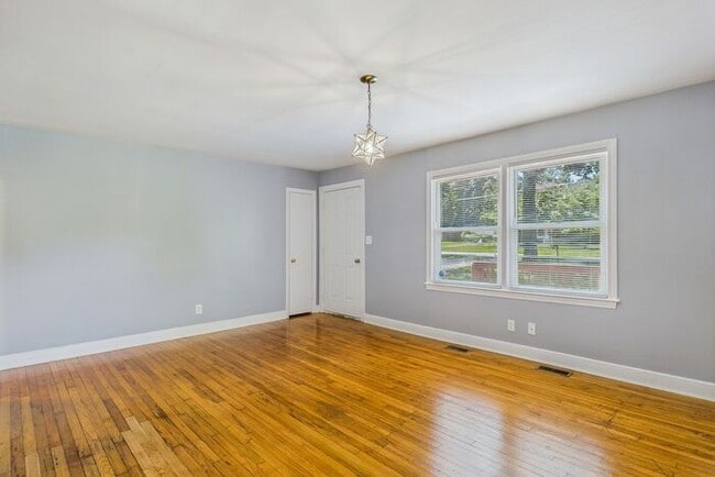 Building Photo - Charming Ranch Home with Bonus Studio & Ou...