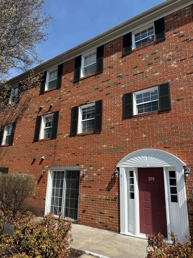 Building Photo - Updated Apartment Near Downtown – Prime Location!