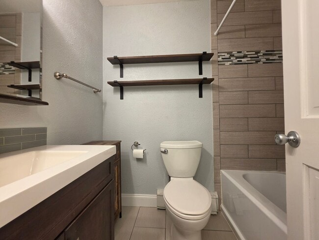Building Photo - Stylish Ground Level Condo 2 Bedroom 2 Bath!