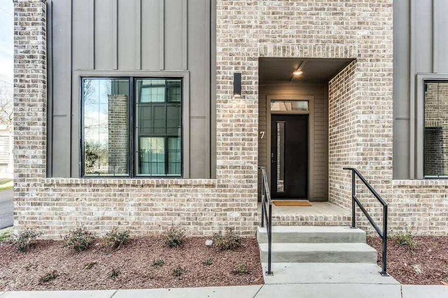 Building Photo - 738 Douglas Ave