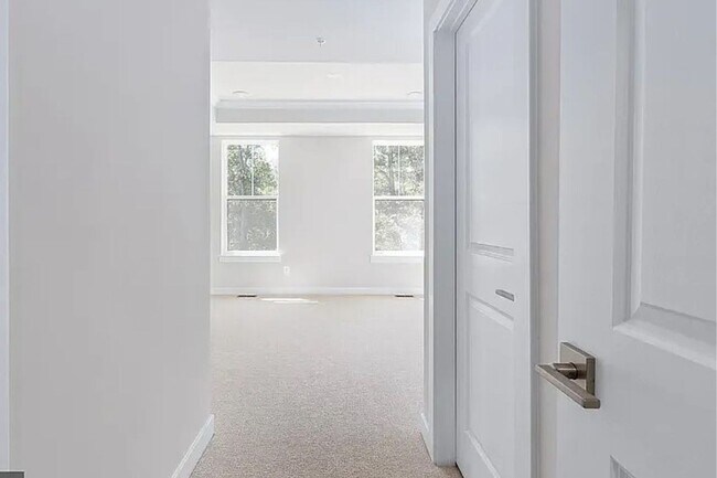 Building Photo - 3BD/2.5Ba Brand New End-Unit condo in vibrant One Loudoun