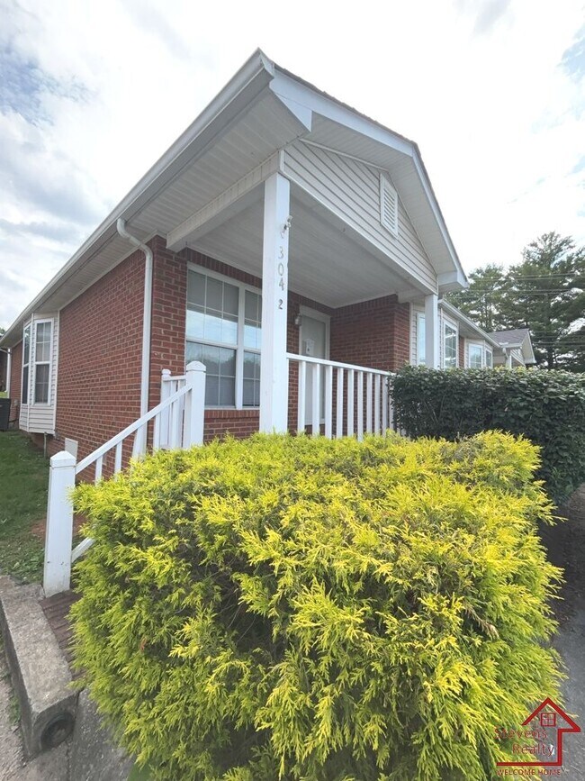 Primary Photo - 304 Oriole Dr