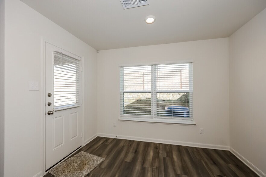 Building Photo - 1313 Redpine Dr