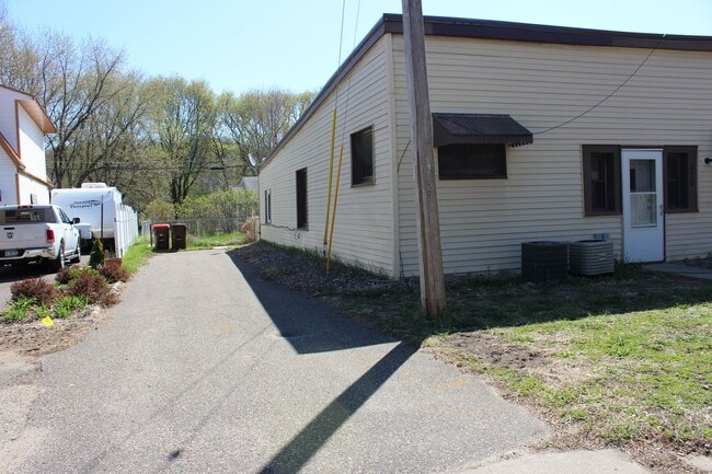 Building Photo - 3 Bedroom - one level