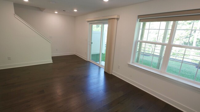 Building Photo - Large Bright and Airy End Townhouse only 1...