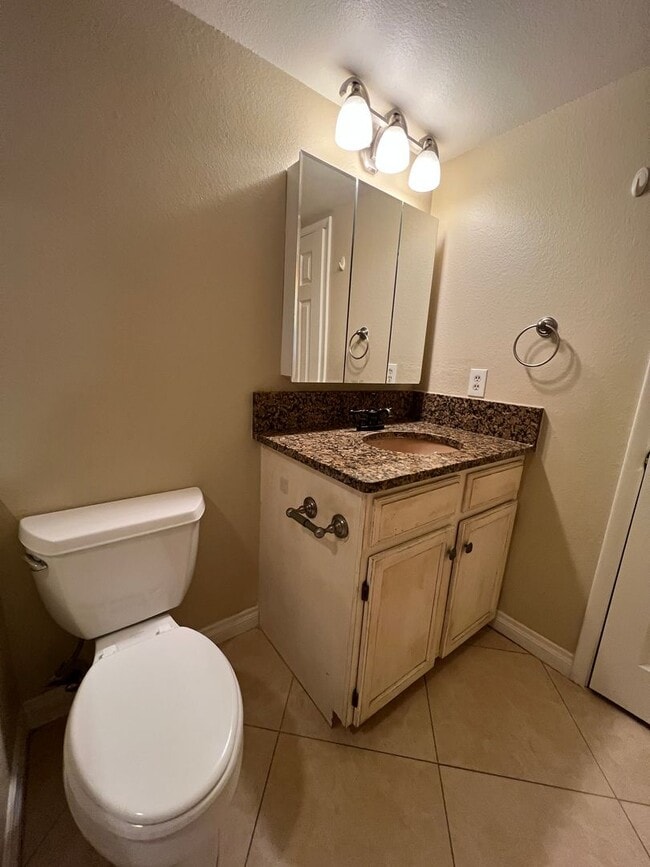 Building Photo - 3 bedroom upgraded Green Valley Home with Pool!