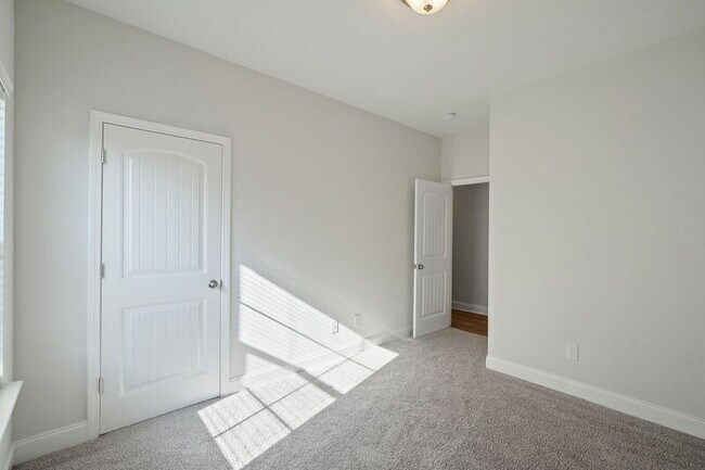 Building Photo - 207 Taunton St