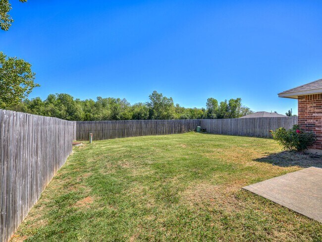 Building Photo - 1104 Westridge Dr