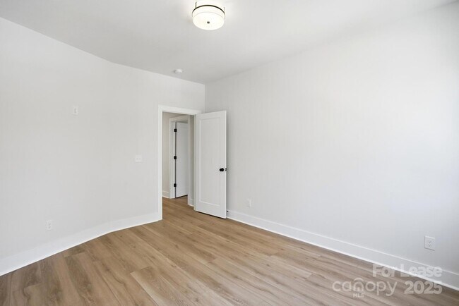 Building Photo - 1306 Carolyn Dr