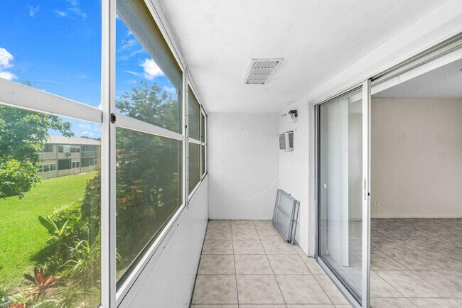 Building Photo - 52 Kingswood E