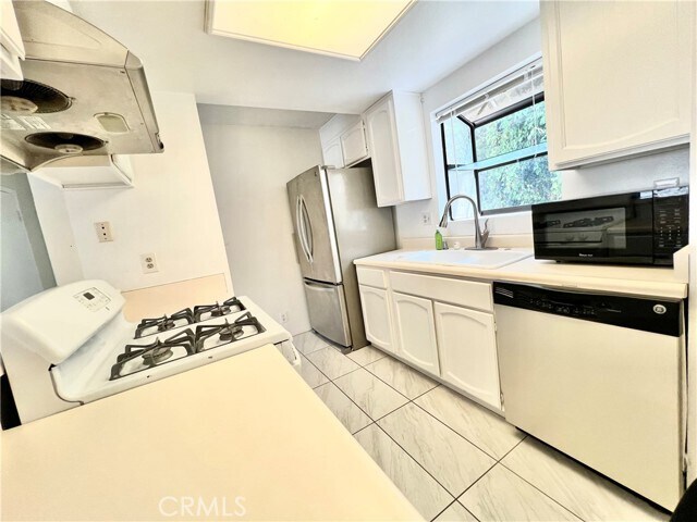 Building Photo - 1525 W 158th St