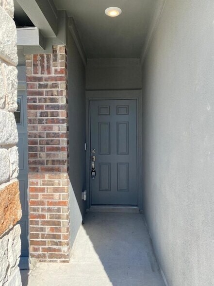 Building Photo - 404 Escondido Cir