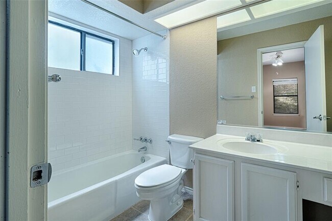 Building Photo - 4711 Spicewood Springs Rd